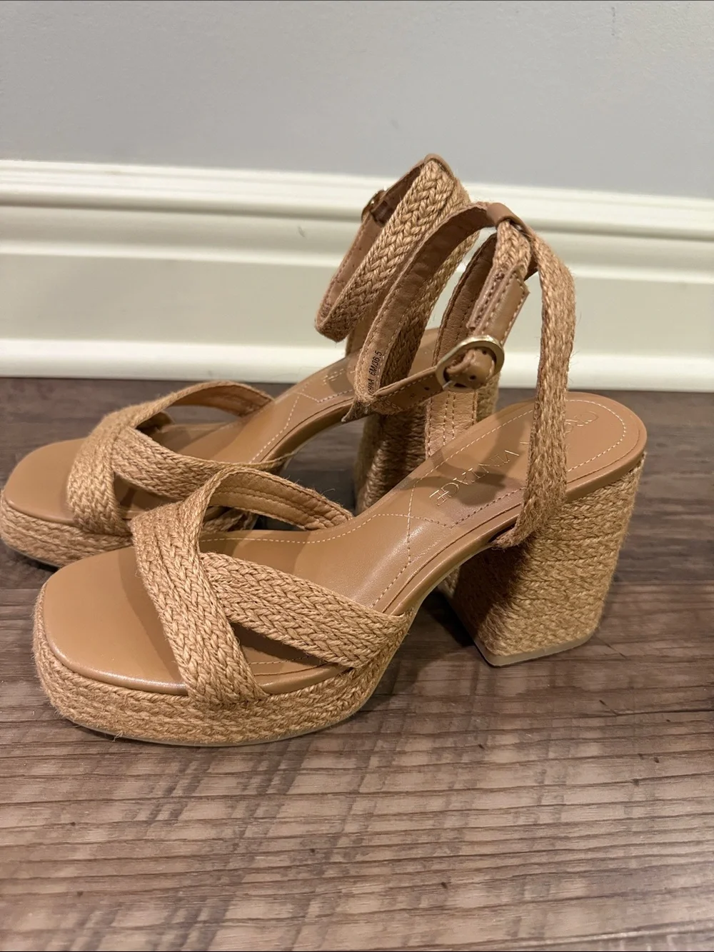 Crown Vintage Dylan Sandals size 6 in Cashew Oat